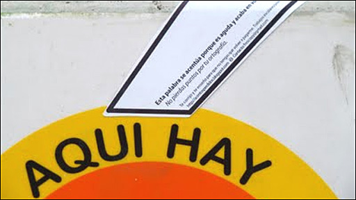 Letrero con corrección de acentos de campaña de Zulaica